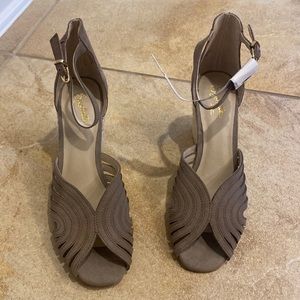 Seychelles Taupe Wedge Heel - NWOT